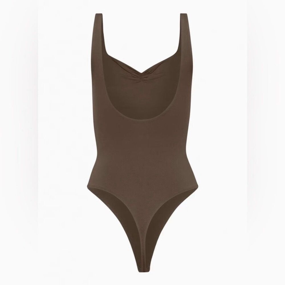 Aritzia Babaton Women's Medium Taupe V-Neck Contour Bodysuit Tank Lined Stretch - Picture 2 of 10